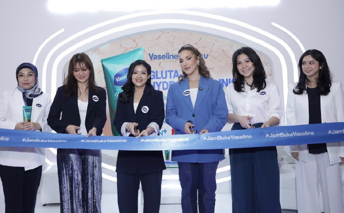 Foto bersama pada momen peluncuran kampanye #JamBukaVaseline (Ki-Ka): Dr. Telisiah Utami Putri, CMA – R&D Beauty & Wellbeing Consumer Technical Insight & Claim Lead, Unilever Indonesia, Renny Hasibuan – General Manager of Marketing at EUROMEDICA Group (SKIN+ Clinic), Melisa Caroline - Senior Brand Manager Vaseline, Tasya Farasya – Content Creator and Beauty Enthusiast, Norine Wibowo – Co-Founder/CEO HALUU World, dr. Amanda Nandi Wardani, BMedSc(Hons), Sp.D.V.E – Dermatologist