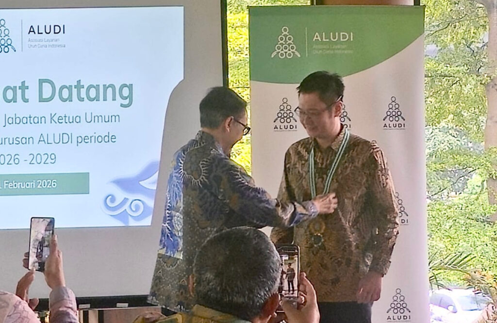 Ketum ALUDI Nandana Pawitra menyerahkan jabatan kepada ketua umum ALUDI terpilih 2026-2029, Patrick Gunadi pada Sertijab ALUDI